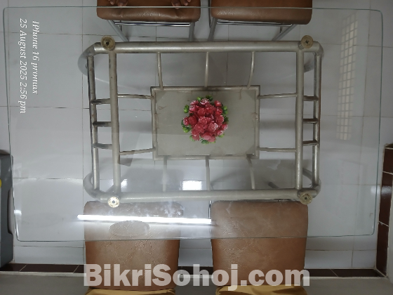 এস এস স্টিলের তৈরি চারটি চেয়ার সহ ডাইনিং টেবিল
